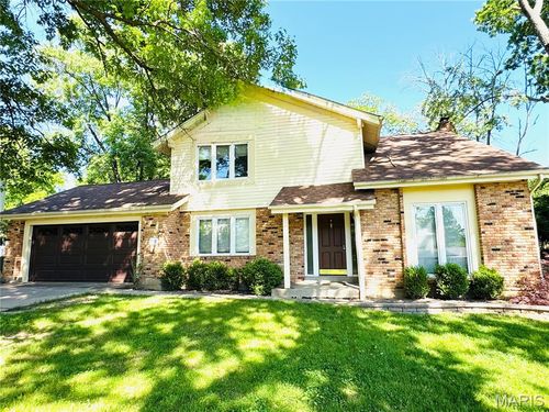 160 Lucerne Place Dr, Ballwin, MO, 63011-3218 | Card Image