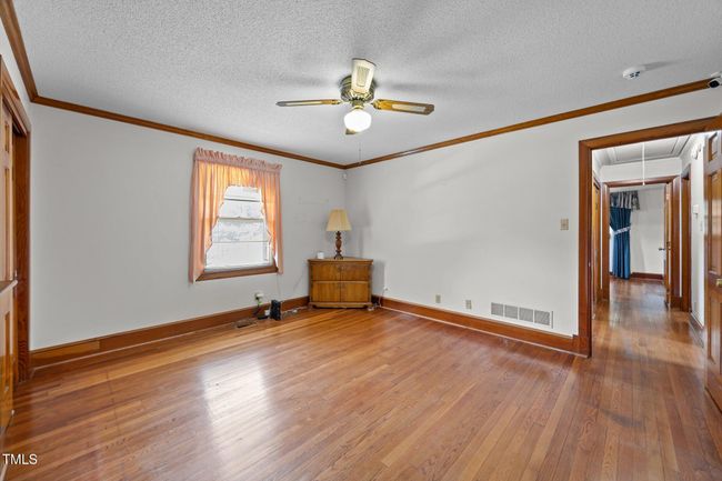 Den | Image 38