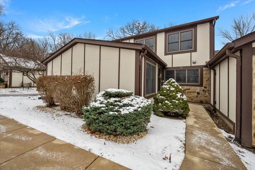 25 White Oak Circle, St. Charles, IL, 60174 | Card Image