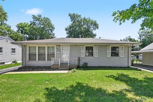 570 Saint Christina Ln, Florissant, MO, 63031-6839 | Card Image