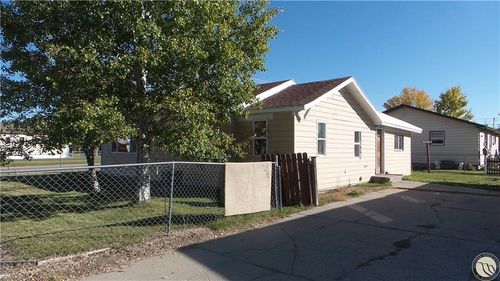 4 S Miles Ave, Hardin, MT, 59034-2325 | Card Image