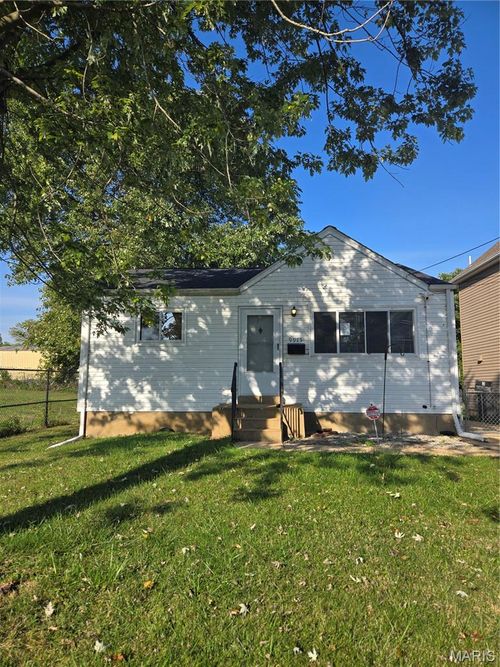 9915 Erie Dr, Saint Louis, MO, 63125-2816 | Card Image