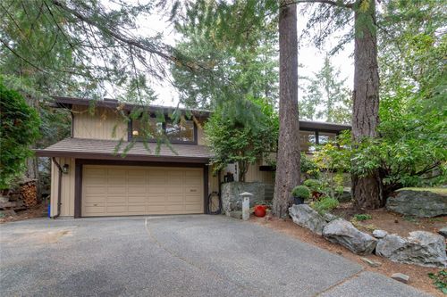 1043 Pondwood Lane, Saanich, BC, V8X4S6 | Card Image
