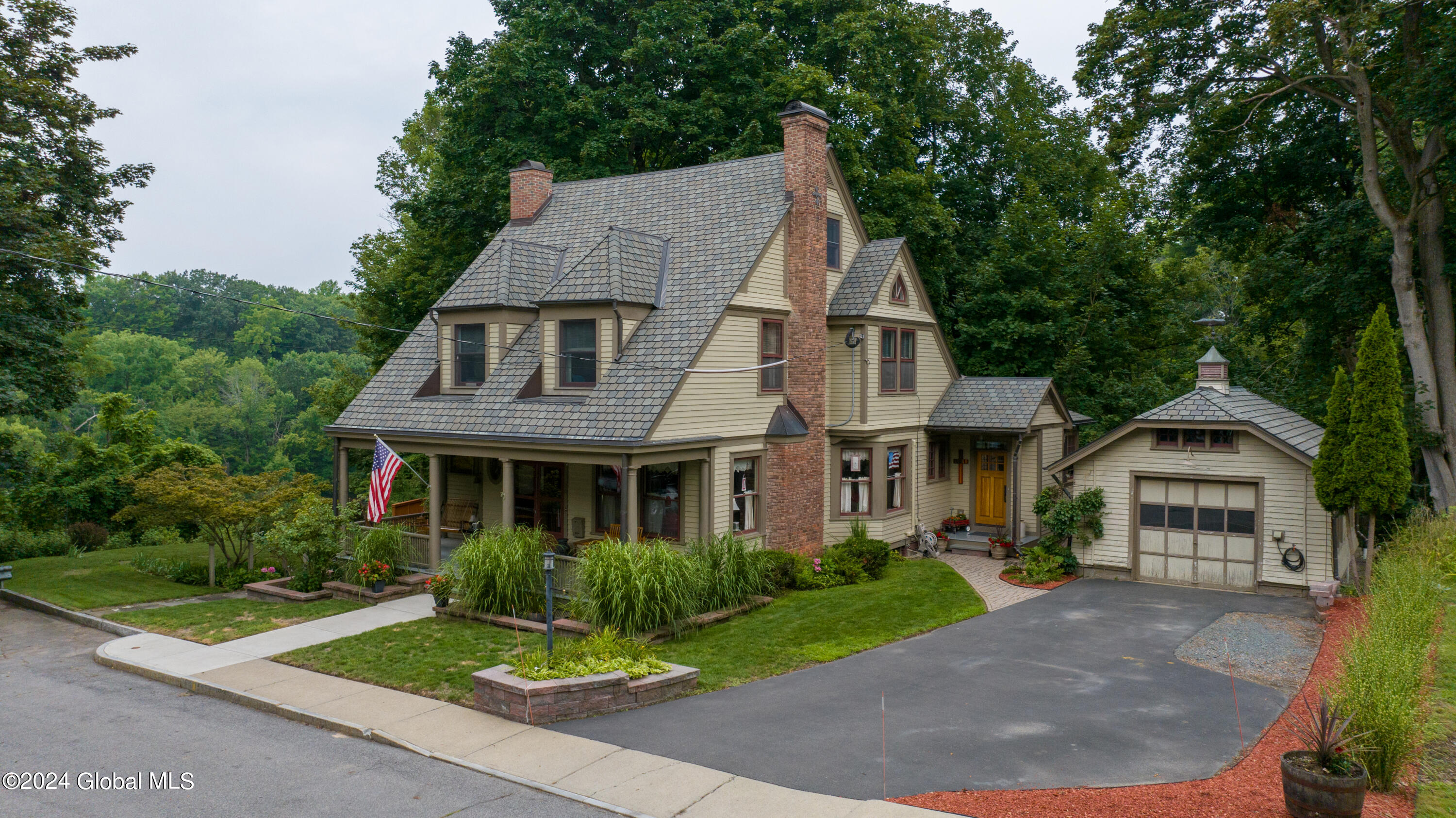 Hawthorne Ave, Troy, NY 12180
