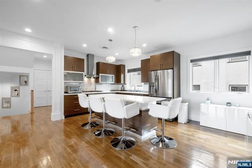 807 Edgewood Ln, Fort Lee, NJ, 07024-4104 | Card Image