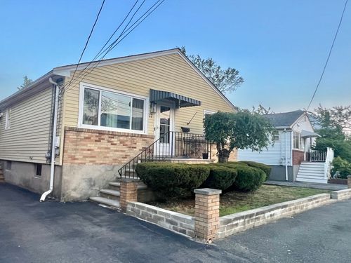17 Lantern Rd, Revere, MA, 02151-5617 | Card Image