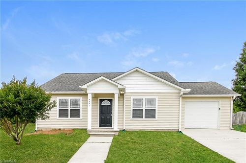 4201 Smith Farm Ln, Winston Salem, NC, 27107-7728 | Card Image