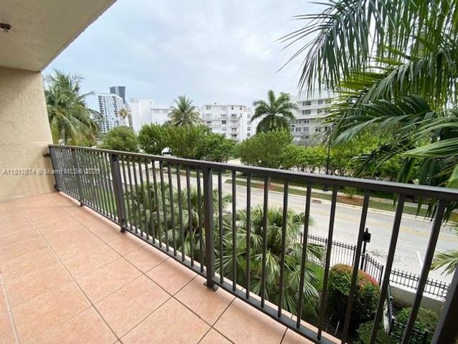 APT-209 - 201 180 Th Dr, Condo with 1 bedrooms, 2 bathrooms and null parking in Sunny Isles Beach FL | Image 16