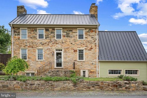 20597 Airmont Rd, Bluemont, VA, 20135-2116 | Card Image