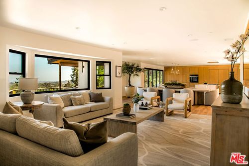 122 Patrician Way, Pasadena, CA, 91105-1022 | Card Image