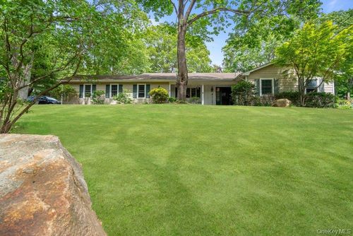 9 Dillmont Dr, Smithtown, NY, 11787-1601 | Card Image