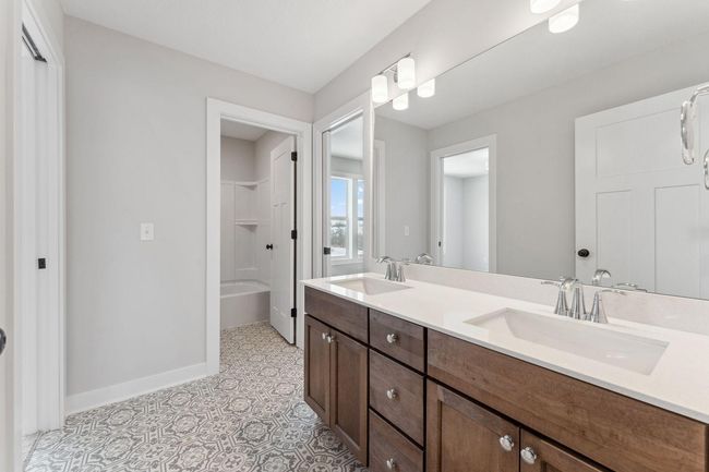 Jack-and-Jill bathroom | Image 23