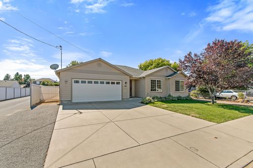 816 Ash St, Central Point, OR, 97502-2609 | Card Image