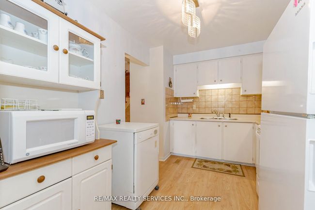 4 Collins Cres, Condo with 3 bedrooms, 2 bathrooms and 1 parking in Brampton ON | Image 12