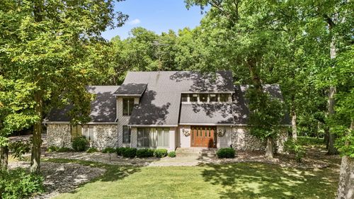 483 Roxbury Rd, Valparaiso, IN, 46385-8016 | Card Image