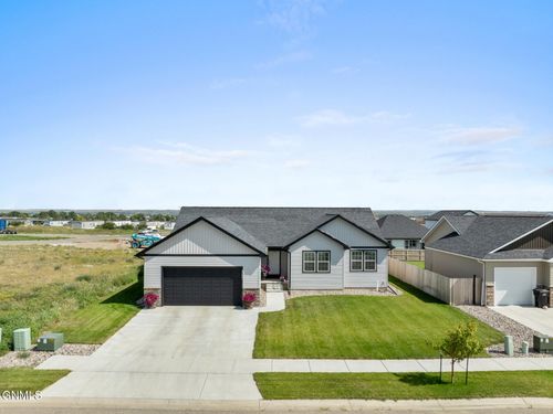 3104 28th Ave W, Williston, ND, 58801-6067 | Card Image
