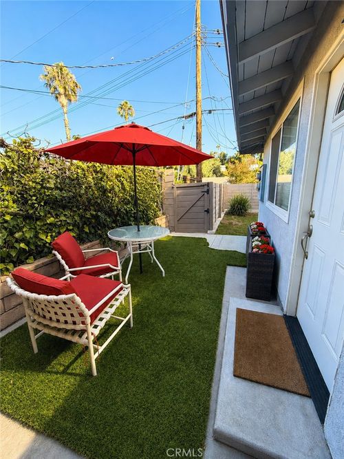 20737 Tiara St, Woodland Hills, CA, 91367-5218 | Card Image