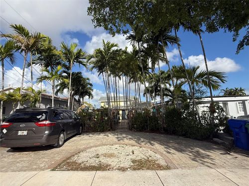 285 Nw 60th Ave, Miami, FL, 33126-4757 | Card Image