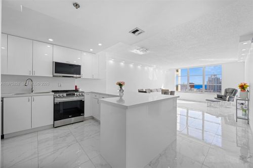 919-4101 Pine Tree Dr, Miami Beach, FL, 33140-3626 | Card Image
