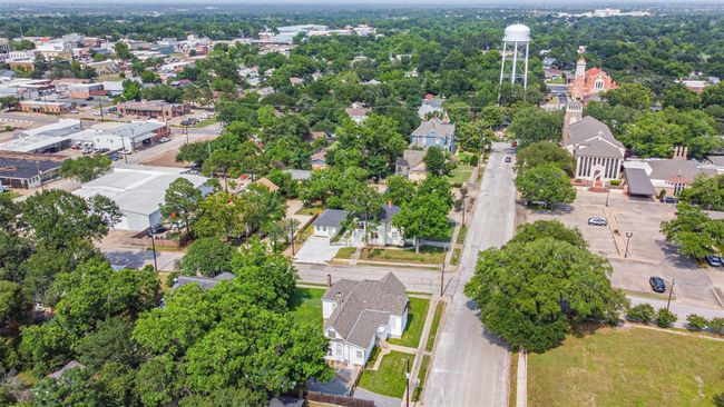 612 S Day St, House other with 4 bedrooms, 3 bathrooms and 1 parking in Brenham TX | Image 44
