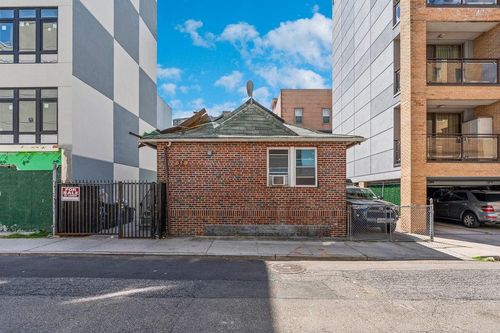 32 Brighton 2nd Pl, Brooklyn, NY, 11235-6803 | Card Image