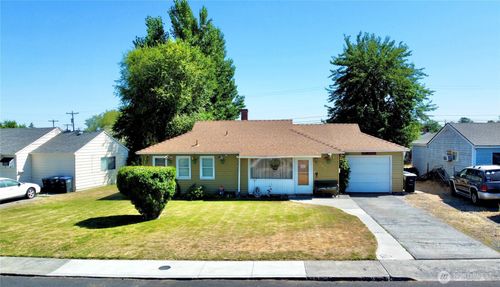 207 W Loop Dr, Moses Lake, WA, 98837-1530 | Card Image
