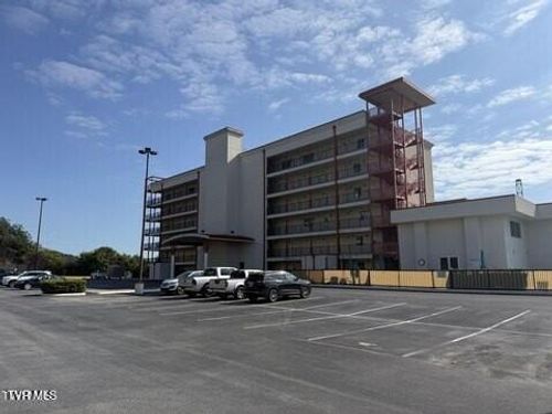 unit-205-120 Raceday Center Dr, Bristol, TN, 37620-1560 | Card Image