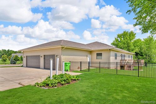 1295 Elliot Ct S, White Lake, MI, 48383-3457 | Card Image