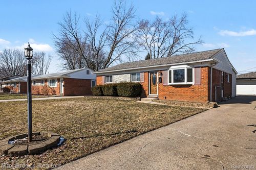 8451 Doncaster Dr, Sterling Heights, MI, 48312-1105 | Card Image