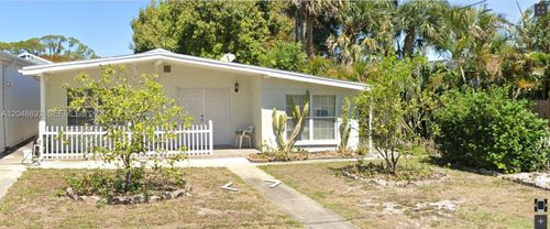 111 Poinsettia Cir Ne, PORT CHARLOTTE, FL, 33952-8236 | Card Image