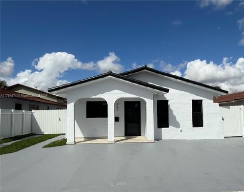 961 W 39th Pl, Hialeah, FL, 33012-7204 | Card Image