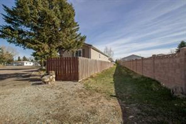 2300 13 St N, Home with 3 bedrooms, 2 bathrooms and 2 parking in Lethbridge AB | Image 27