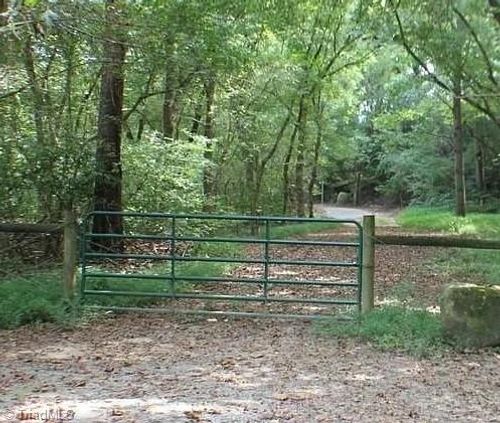 226 Hamburg St, Mount Airy, NC, 27030-4828 | Card Image