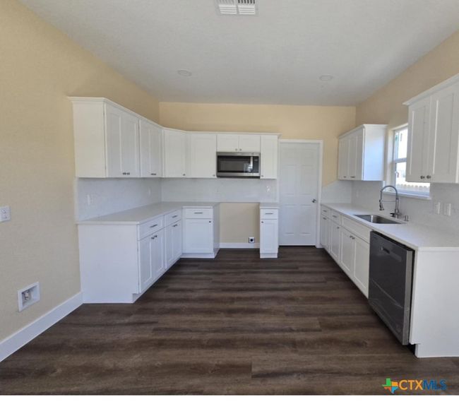 410 W Trinity St, House other with 3 bedrooms, 2 bathrooms and null parking in Luling TX | Image 4