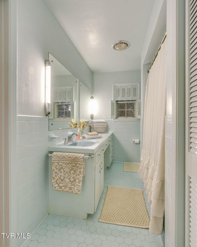 Upstairs: Primary Bathroom | Image 22