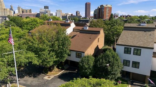 10 Harbour Pointe Cmn, Buffalo, NY, 14202-4305 | Card Image