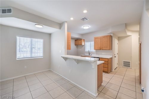 1721 N Lamont St, Las Vegas, NV, 89115-6609 | Card Image