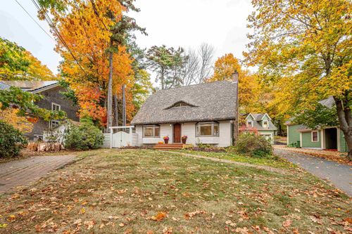 680 Shore Dr, House with 3 bedrooms, 3 bathrooms and null parking in Bedford NS | Card Image