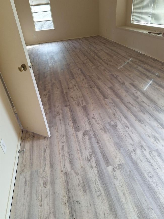 Living room w bay window and new laminat 2023 | Image 28