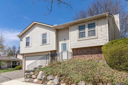 2975 Roundtree Dr, Troy, MI, 48083-2337 | Card Image