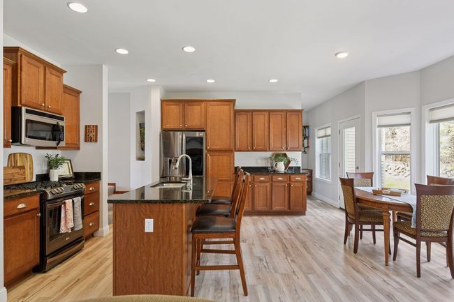 Plenty of storage! Enjoy the nice pull-out organizers. | Image 11