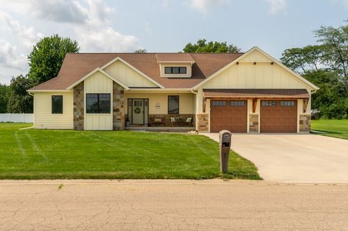 802 Ann Marie Dr, Utica, IL, 61373-9103 | Card Image