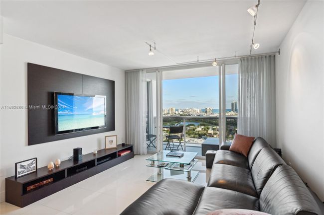 2409 - 1800 Sunset Harbour Dr, Condo with 1 bedrooms, 1 bathrooms and null parking in Miami Beach FL | Image 2