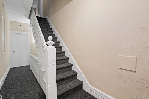 61 Overlook Pl, Newburgh, NY, 12550-6312 | Card Image