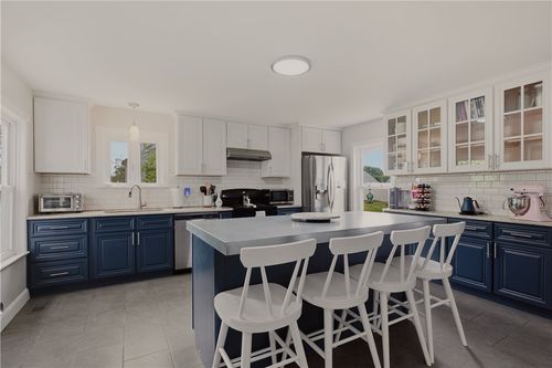 226 Turnpike Ave, Portsmouth, RI, 02871-1422 | Card Image
