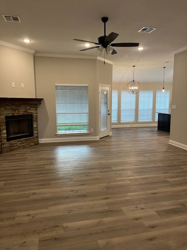 647 Mesquite Tree Rd, House other with 3 bedrooms, 2 bathrooms and 2 parking in Lacy Lakeview TX | Image 4