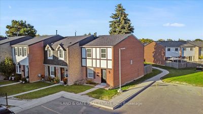 111 - 900 Central Park Dr, Condo with 3 bedrooms, 3 bathrooms and 1 parking in Brampton ON | Image 1