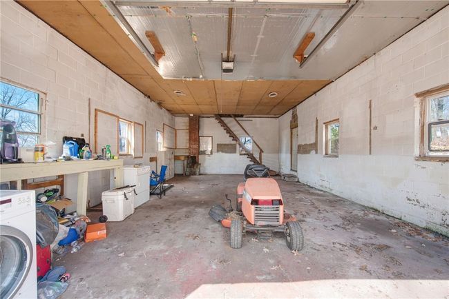 Interior of Garage | Image 31