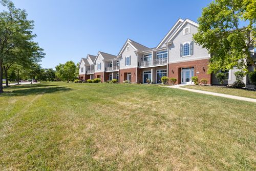 W206N16753 Blackberry Cir, Jackson, WI, 53037-9028 | Card Image