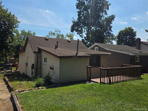 6316 Oakdale Dr, Brighton, MI, 48116-9528 | Card Image